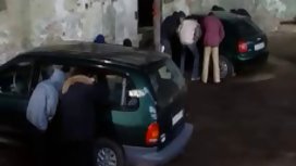 不忠的丈夫欺骗他的妻子与另一个
