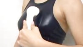 一位女服务员和一位黑人足球运动员调情