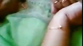 性感与自然乳房的黑发