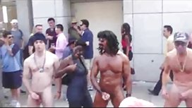当他乱搞她时，他付出了妓女记录它