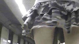 三个年轻女孩分享一个陌生人