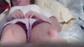 Lara Tinelli在床上自慰