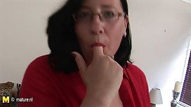 内衣的女孩分享一个男人