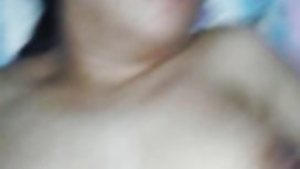 年轻的金发女郎在按摩室做口交