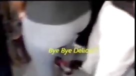 Lily Lane设法脱掉了妈妈的内裤