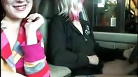 Eva Lovia吃掉了金发女郎的阴部