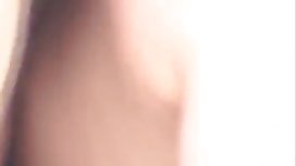 在海滩的成熟swinger性与公众