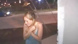 金发女郎做了一个很好的深喉咙
