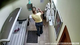 三个拉丁裔，一个假阳具和很多激情